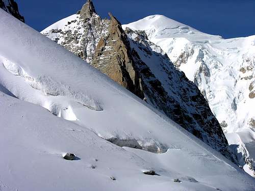 Il Monte Bianco (4810 m), in primo piano la Tour Ronde (3792 m)