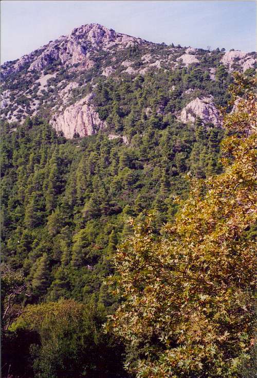 Skimthi peak photographed from Paliomilesi spring