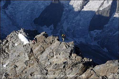 Climbers nearing the summit of Schreckhorn