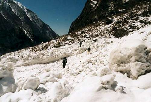 Avalanche on the track to Deurali