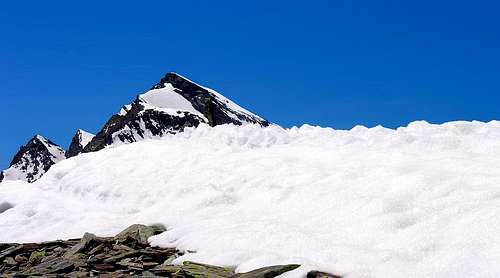 Il monte Paramont (3301 m), visto dalla punta de la Crosatie