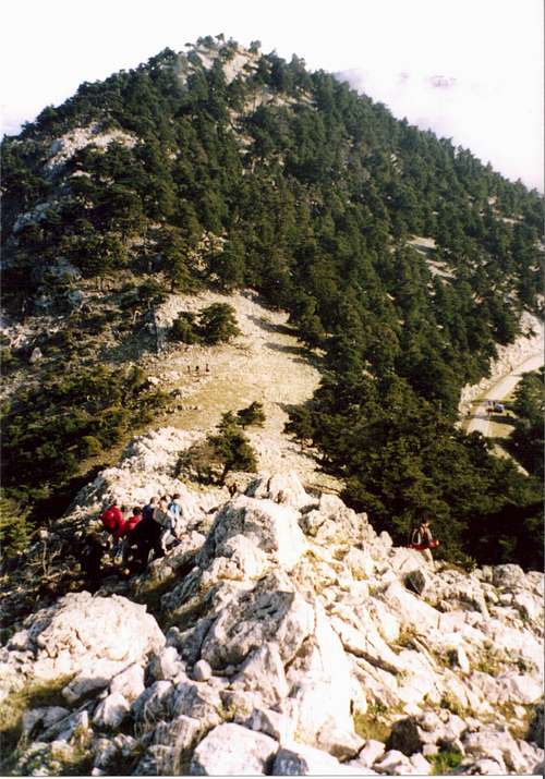 A difficult part of the ridgeline near the peak.Mountaineers can be seen in the rocks