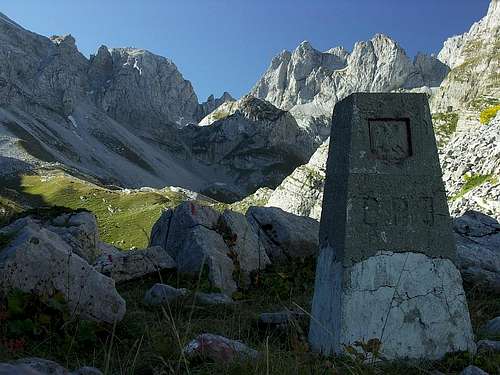 Albanian/Jugoslavian border stone in Buni i Jezerce