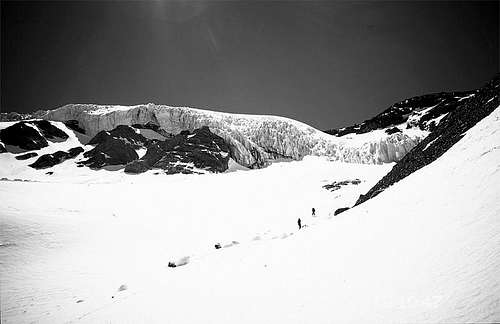 Passing the Cerro Trono Glaciar