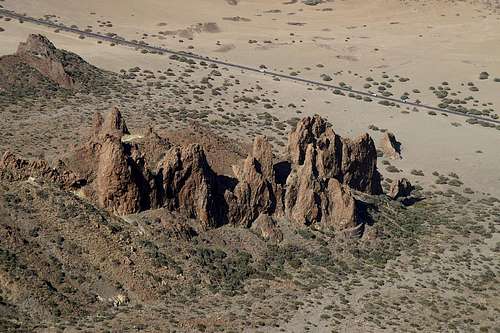 Rocky structures underneath the Llomo de las Mesas North face