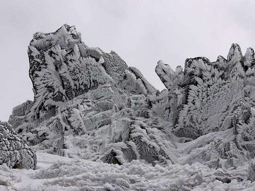 Snowy rocks in the summit region of Jahnaci Stit