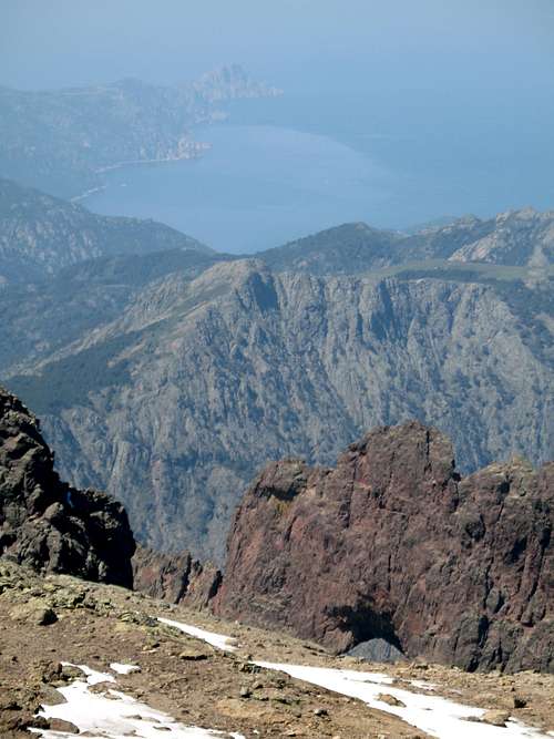 view from the Paglia Orba summit to the Capu Tafunatu hole and the mediterranean sea, 05/12/07