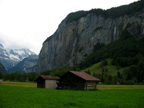 Little hut near Lauterbrunnen