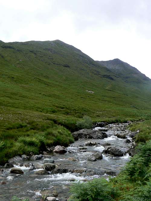 Buachaille Etive Beag over Allt Lairig Eilde