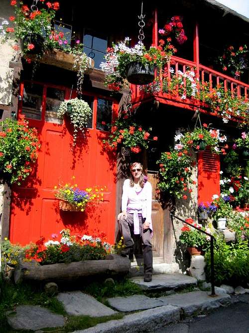 red house with balcon, flowers all over........
