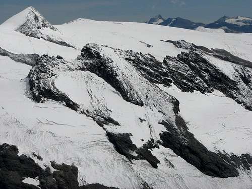 Grosser Happ, 3350m and behind is Rainerhorn, 3560m.