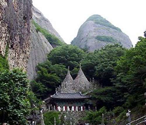Tapsa Temple and East Peak of Mt. Maisan