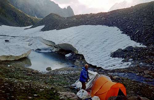 Camp behind the left-bank morraigne of Dykhsu Glacier