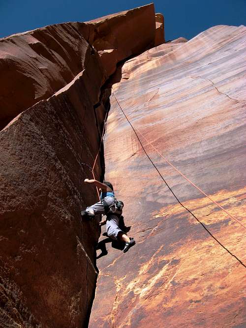 Larissa TRing 'Binous Crack'