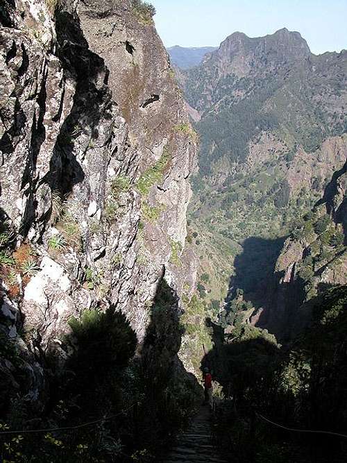 600m deep gorges below Pico...