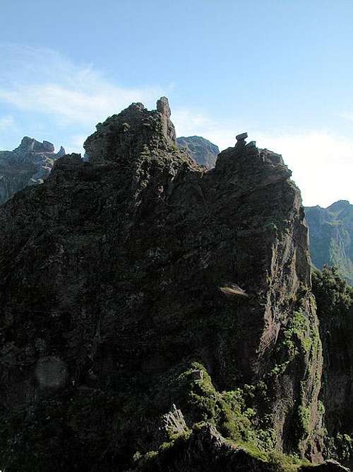 Rock formations below Pico do...