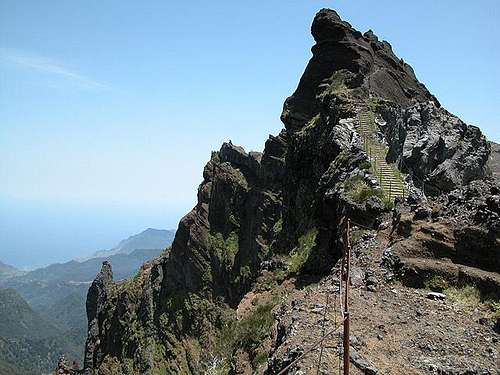 The ridge between Pico...