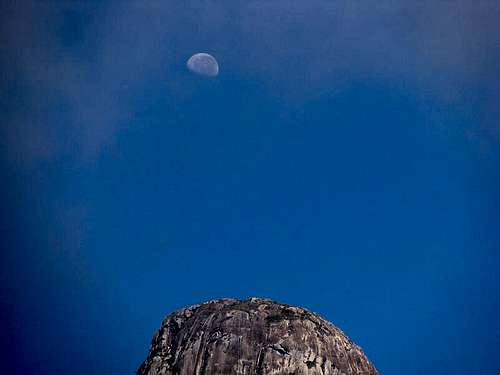 Pico Maior and the Moon