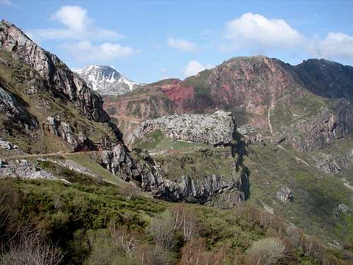 Path to La Cueva Lake