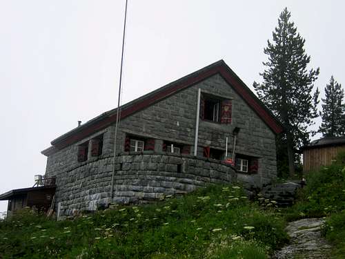 Doldenhorn Hut 1915m