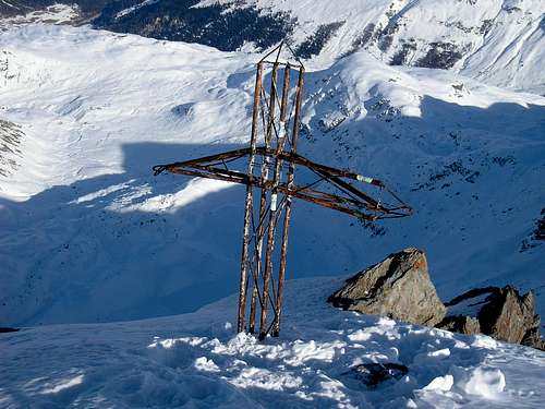 Summit cross Pizzo Tambo 3279m