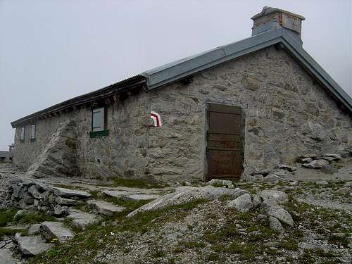 Army hut by the Pizzo Lucendro 2963m