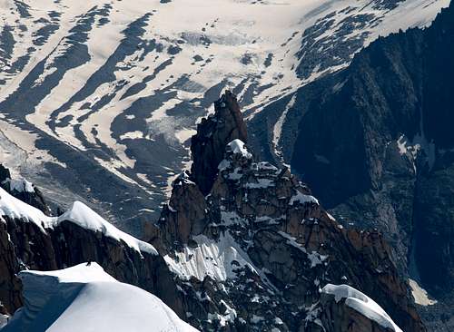 From Aiguille Du Midi's ridge to the vallee blanche