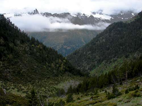 Péguère's Ravine and Massif of Aret