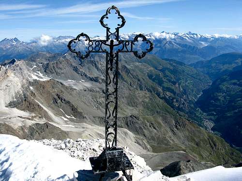 A beautiful summit cross on Brunegghorn 3833m