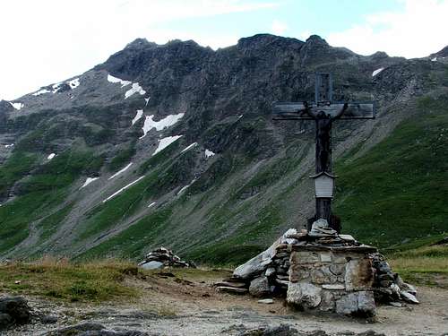 Cross near the route