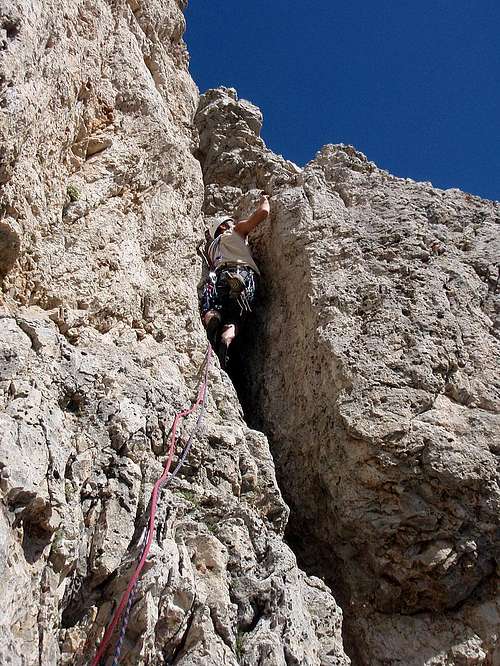Pitch 4: climbing in the chimeny