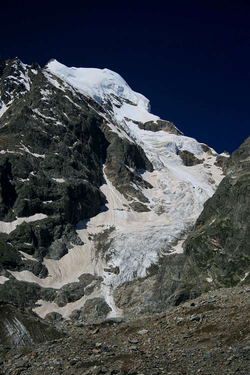The profsoyuzov Glacier descending from Pik Profsoyusov