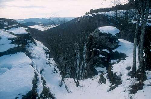 Lantenay cliff in winter