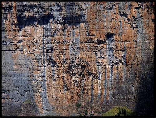 The walls of Ordesa