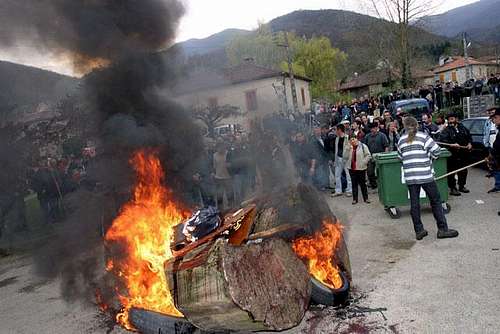 Arbas town hall, anti-bear demonstration