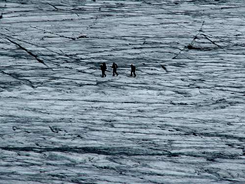 People walking on Südl Bockkar glacier