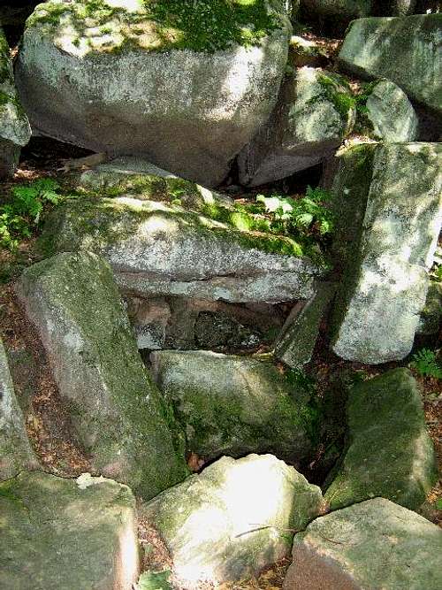 The rocks at the Mroczna Cave