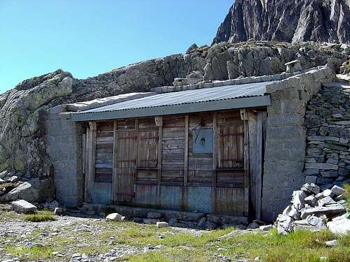 Old military hut by the Chüebodenhorn 3070m