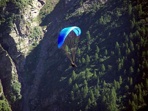 Paragliding into the Val Rabbiosa