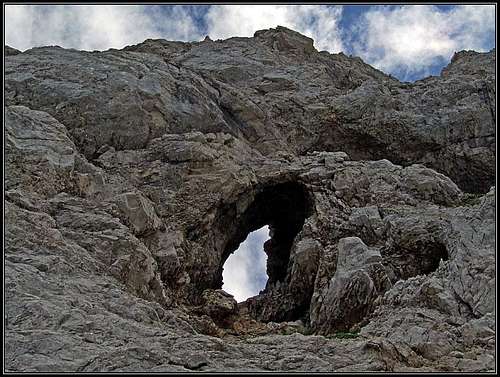 The window in Kriz (Koroska Rinka) N ridge