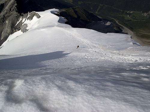 Ortler's North Face on the right, normal route in front and Martin skiing down..;)