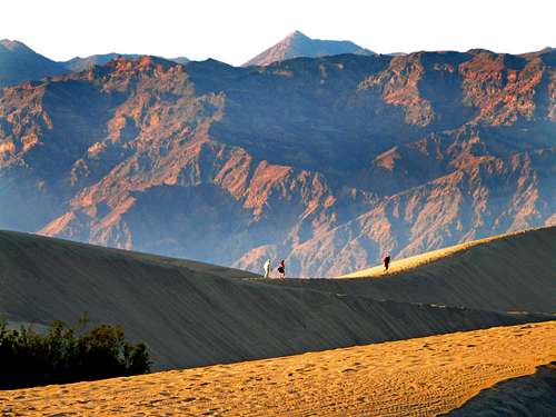 Dune hikers below Wahguyhe Peak