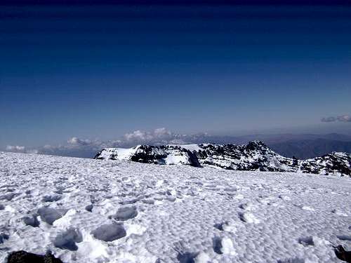 Vue du Toubkal sur les clochetons et le tadat