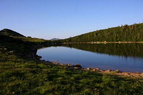 Late afternoon on the banks of Ursulovačko jezero