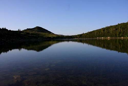 The calm surface of Ursulovačko jezero