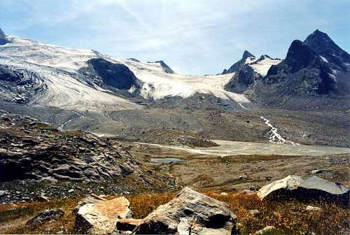 Grandangolar view of Lac du Glacier Marginal