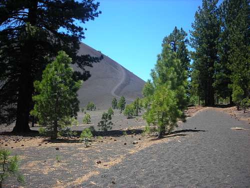 Wider view of the trail to Cinder Cone.
