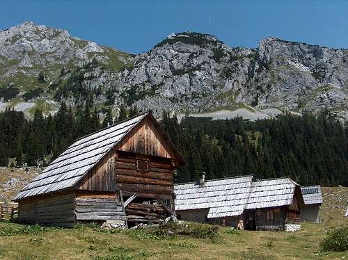 Beautiful tradionnal wooden huts in Planina v Lazu