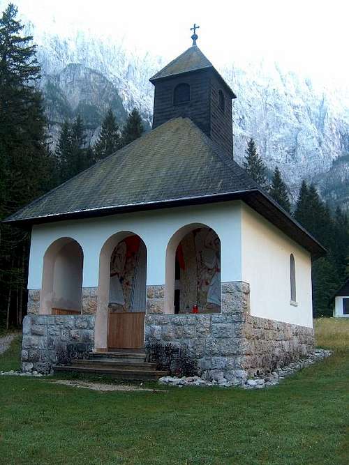 The chapel near the refuge Dom v Tamarju