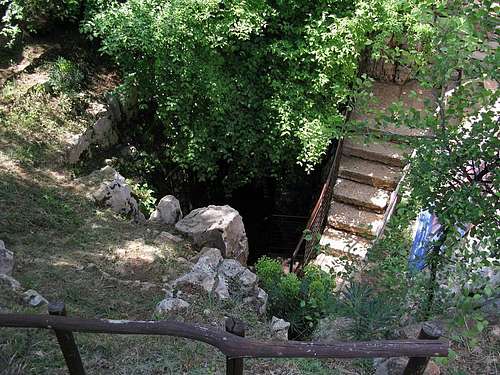 Baredine cave entrance